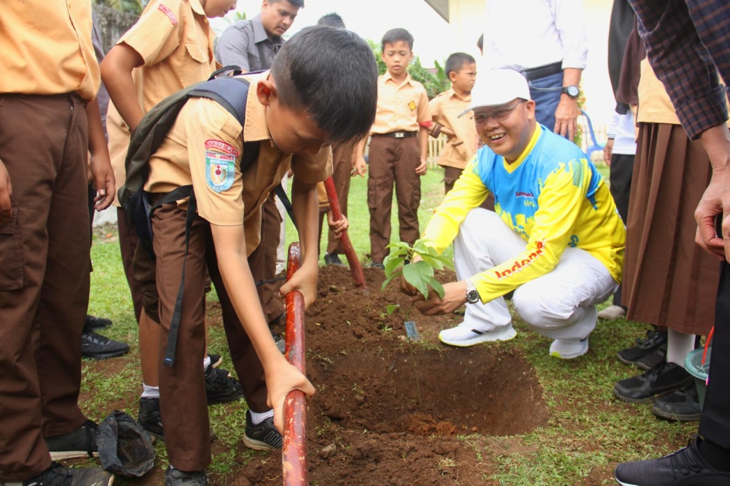 Rohidin tanam pohon bersama murid SD. MC