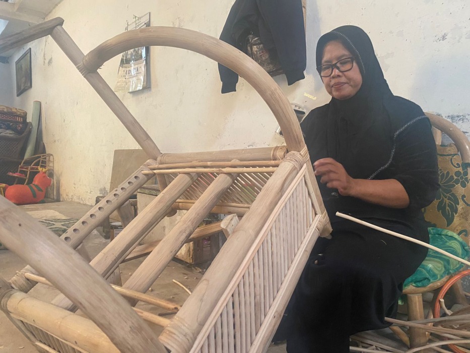 Proses Pembuatan Kursi Rotan di Bengkulu