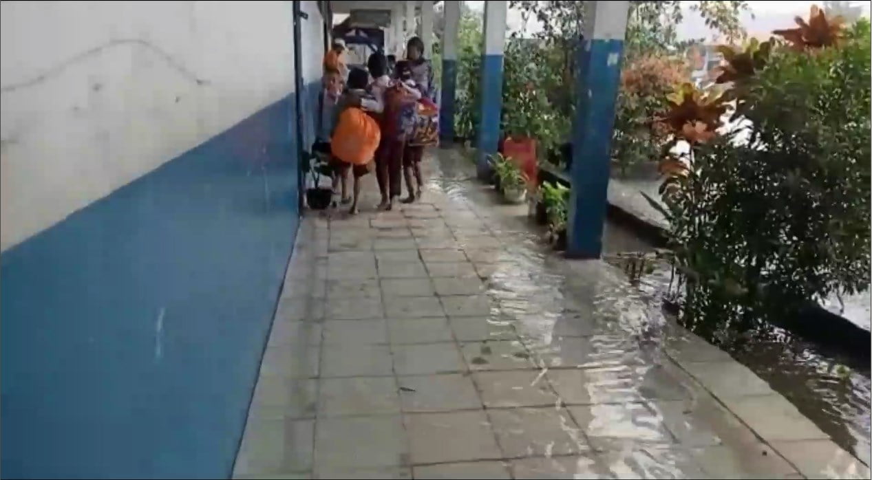 Murid SDN 75 Kota Bengkulu Tidak Bisa Belajar Karena Ruang Kelas Terendam Banjir
