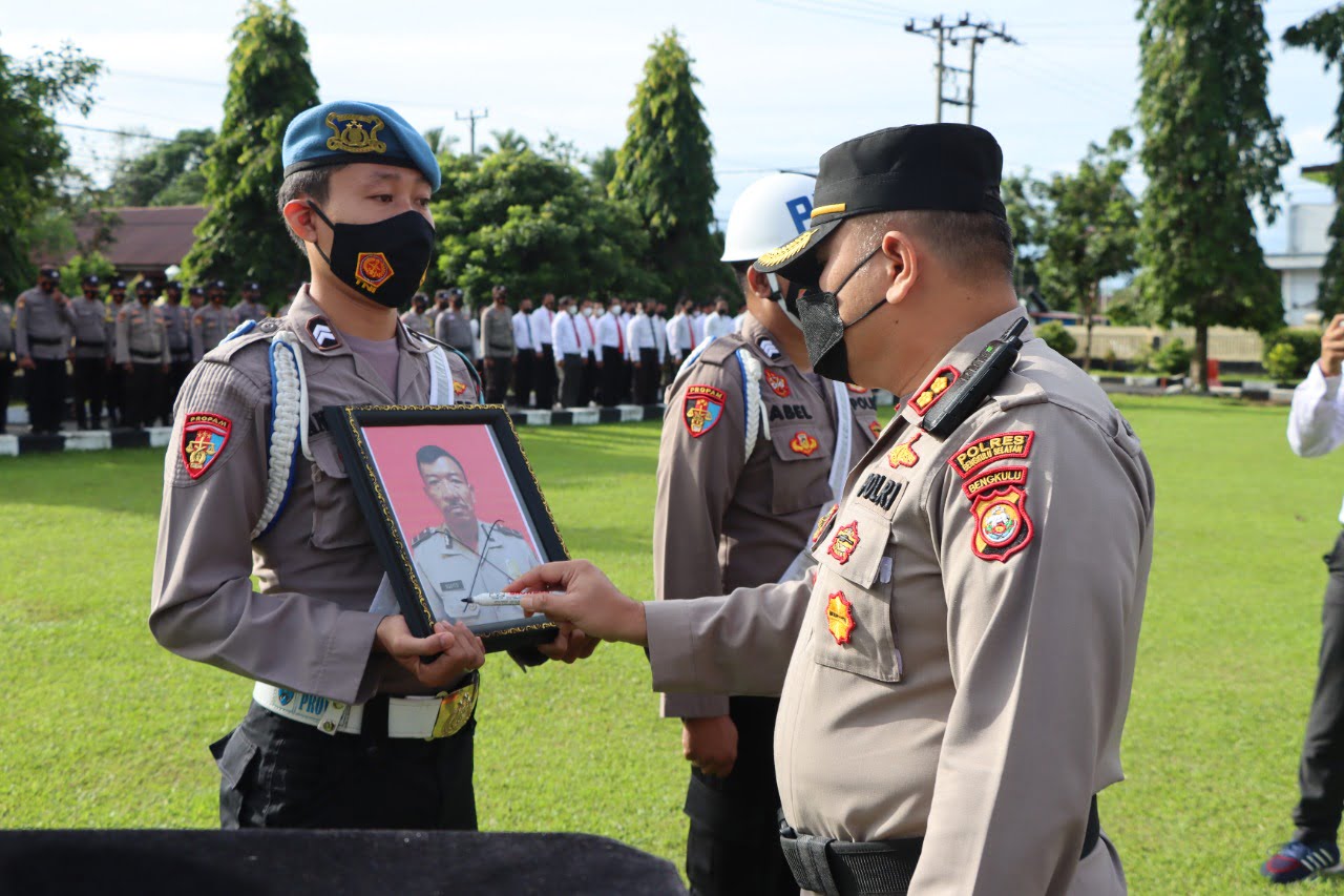 Upacara Pemberhentian personel Polres Bengkulu Selatan, Senin (7/11/2022).