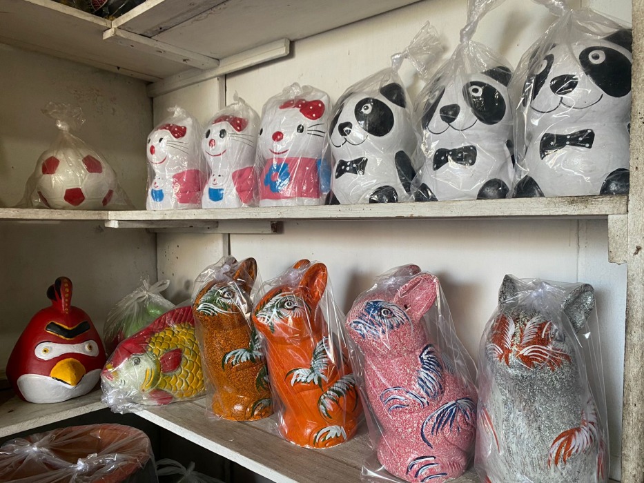 Barang kerajinan tembikar yang dijual Rapani. Foto, Cindy/BN