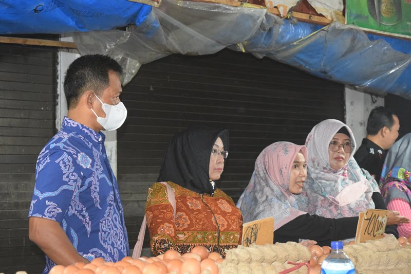 Kepala Dinas Perindustrian dan Perdagangan Provinsi Bengkulu sedang berbincang dengan pedagang di Pasar Panorama, Jumat (23/12/2022). Foto, Cindy/BN