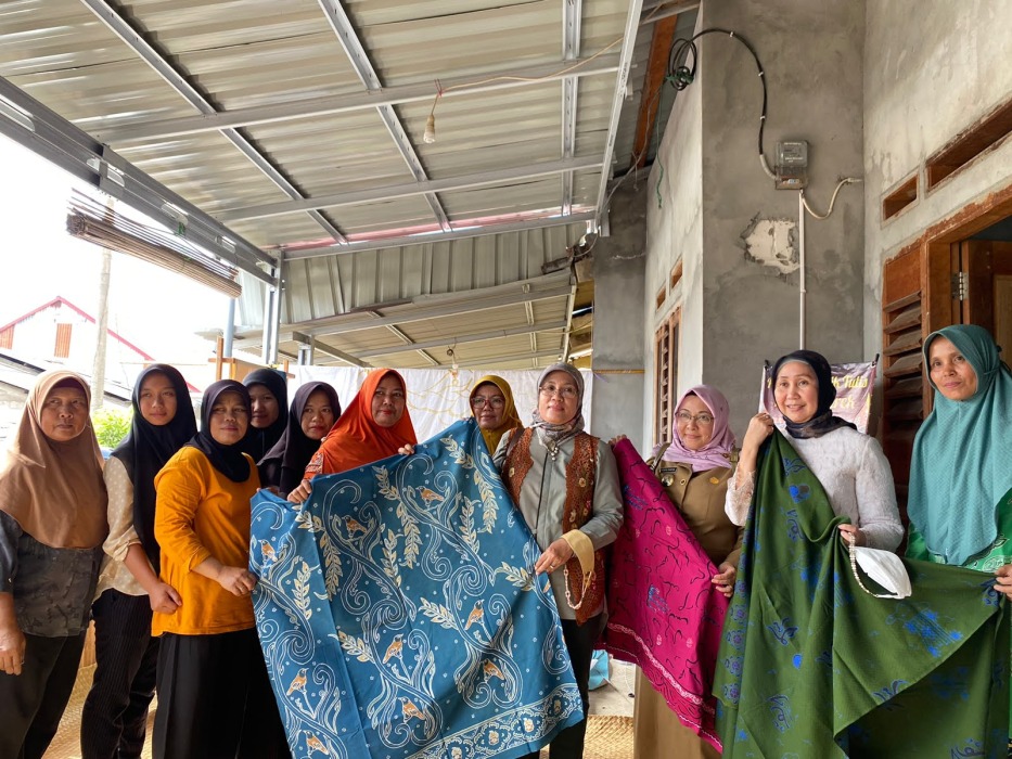 Dirjen IKMA Kemenperin RI didampingi Kadisperindag Bengkulu, Yenita Saiful dan ibu-ibu pengrajin di Kampung Batik, Betungan, Kota Bengkulu. Foto, BN