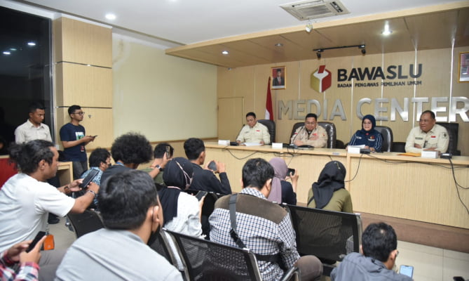 Empat Anggota Bawaslu melakukan jumpa pers hasil pengawasan verfak di Kantor Bawaslu, Jakarta, Kamis (15122022)foto Publikasi dan Pemberitaan Bawaslu.