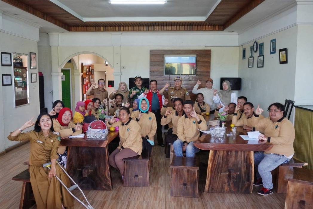 Gubernur Bengkulu Rohidin Mersyah bersama penyandang disabilitas di Rejang Lebong. MC