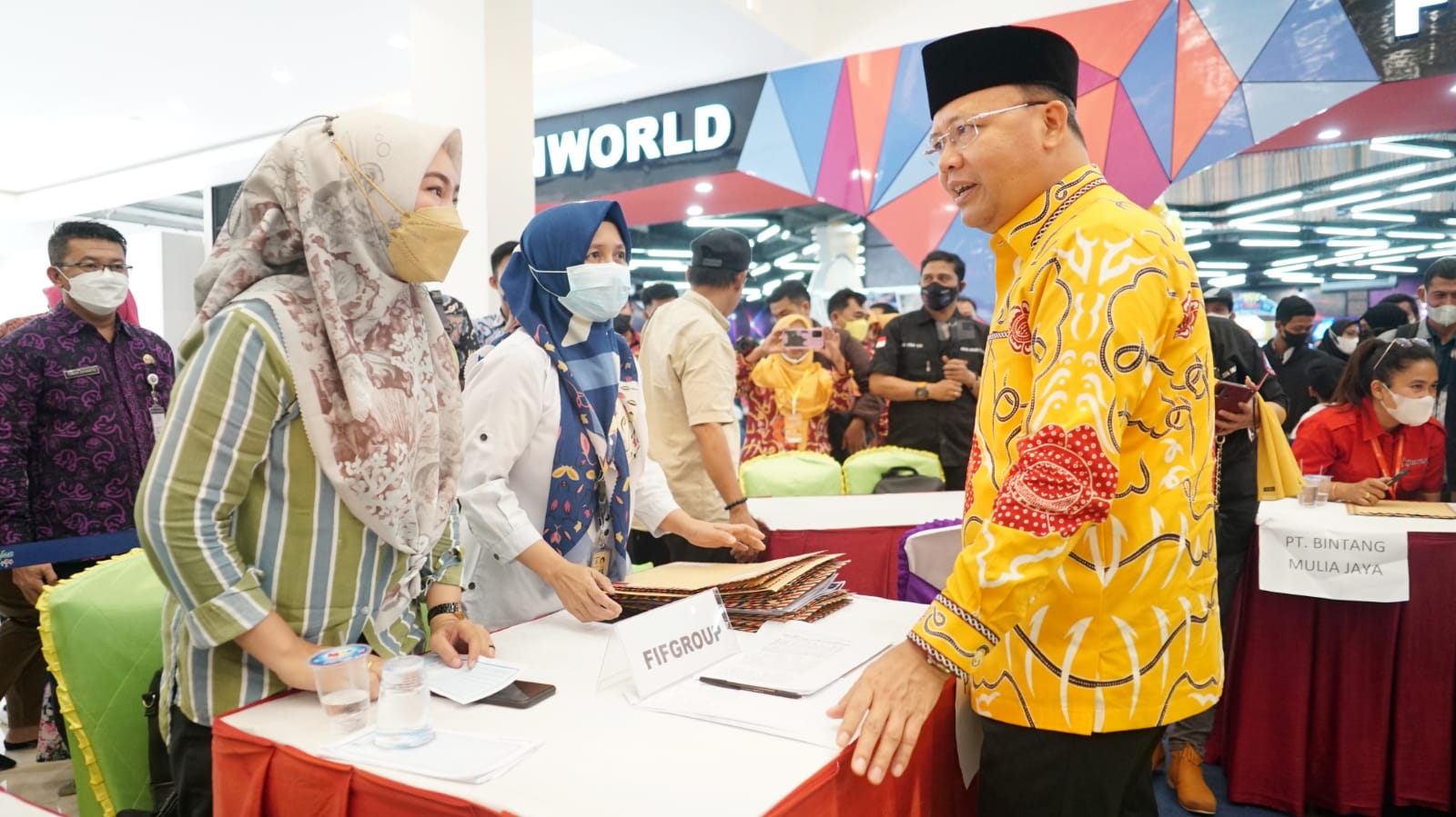 Gubernur Bengkulu Rohidin Mersyah buka job fair di aula Swalayan ternama di Kota Bengkulu, Kamis (1512). MC