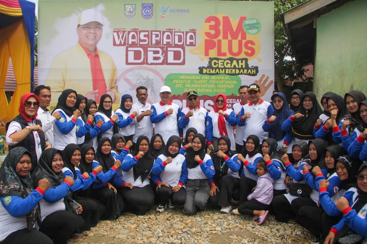 Gubernur Rohidin pada kegiatan Pemberantasan Sarang Nyamuk (PSN), Pelayanan Kesehatan Terpadu (Pemeriksaan dan Pengobatan Gratis), Penyerahan Bantuan Oksigen Konsentrator, penyerahan Bantuan Kartu Bengkulu Sejahtera (KBS) JKN KIS dan Alsintan, di Desa Cipta Mulya, Kecamatan Putri Hijau, Kabupaten Bengkulu Utara, Rabu (14/12). MC