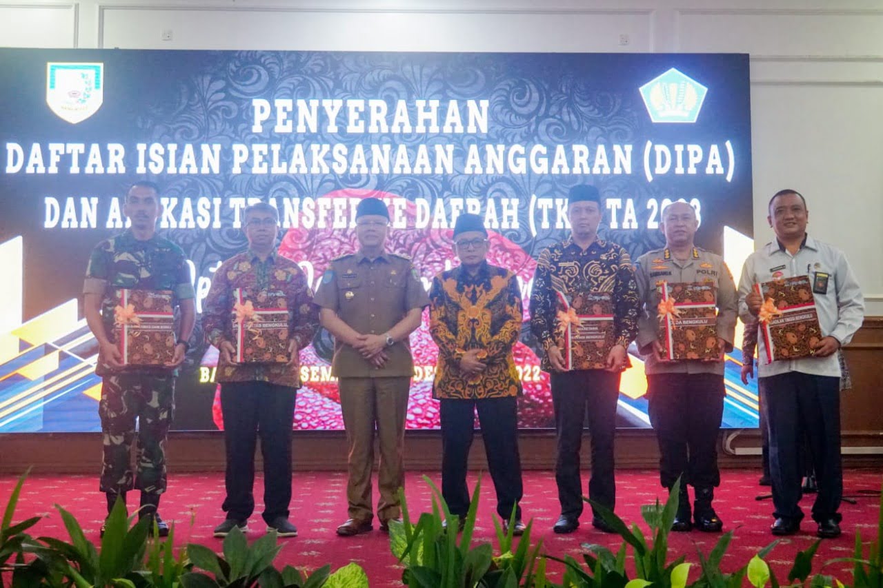 Gubernur Rohidin usai pimpin penyerahan Daftar Isian Pelaksanaan Anggaran (DIPA) dan Alokasi Transfer ke Daerah (TKD) Tahun Anggaran 2023, di Balai Raya Semarak Bengkulu, Senin (0512). MC