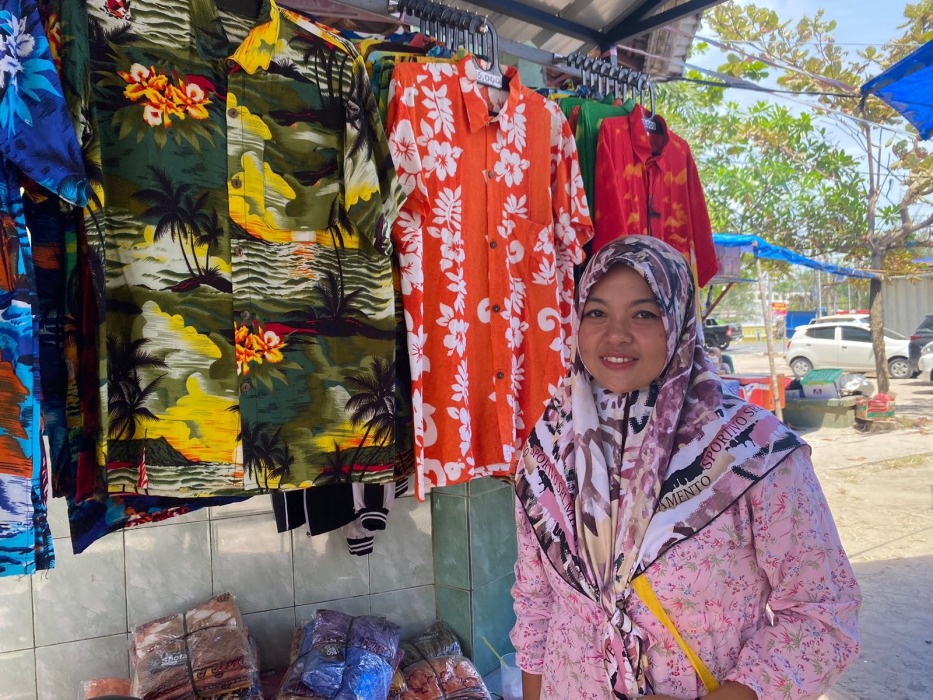Hani, Pedagang Baju di Kawasan Pantai Panjang Bengkulu. Foto, Gita/BN
