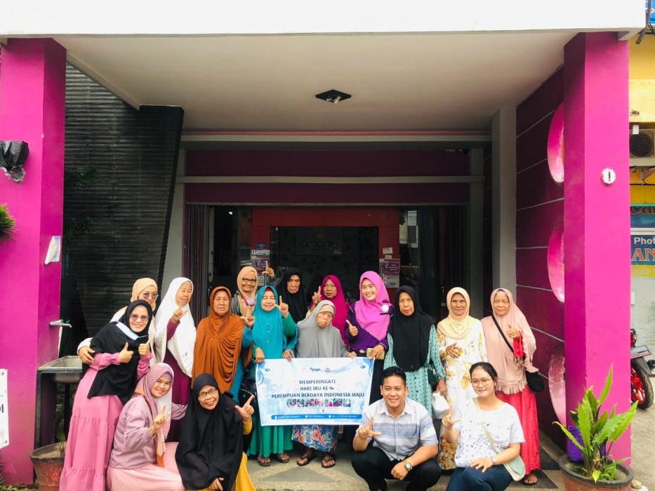 Hari Ibu, Lansia di Bengkulu dapat Perawatan Rambut Gratis