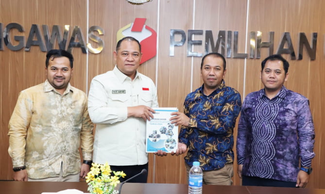 


Anggota Bawaslu Totok Hariyono menerima jajaran pimpinan Bawaslu Provinsi Kalimantan Selatan (Kalsel) dan jajaran Bawaslu Kabupaten/Kota se-Provinsi Kalsel di lantai 5 Gedung Bawaslu, Jakarta, Kamis (22/12/2022). Pertemuan ini dalam rangka penyerahan laporan kegiatan khususnya dalam bidang penyelesaian sengketa selama tahun 2022. Foto: Publikasi dan Pemberitaan Bawaslu RI