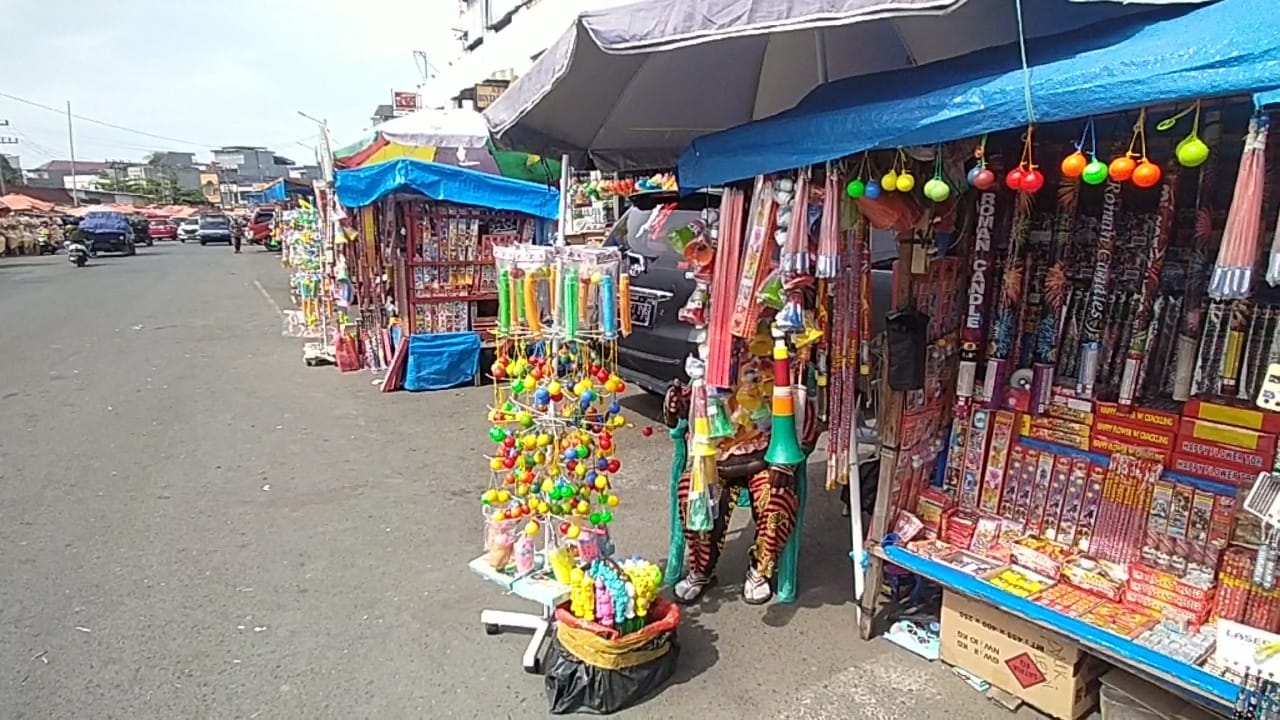 Penjual Petasan, Terompet Hingga Mainan Lato-Lato Bermunculan Jelang Tahun Baru