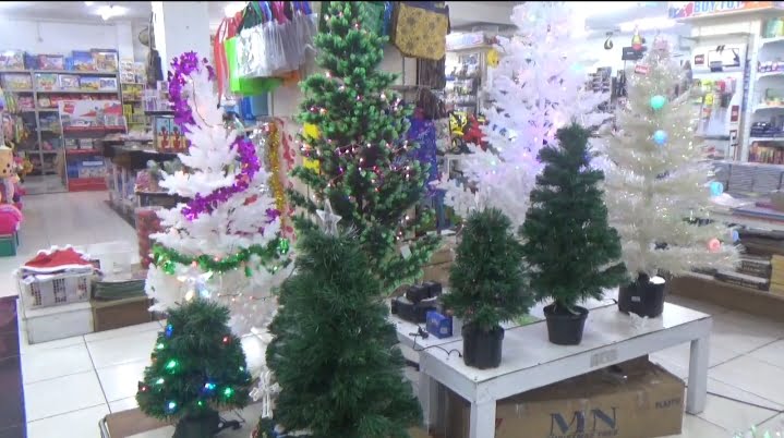 Pernak-Pernik dan Pohon Natal Mulai Diburu Warga