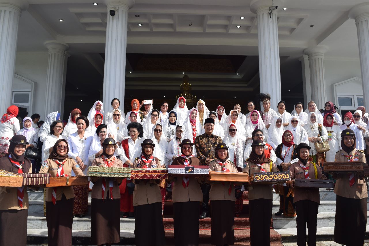 Kesan Istri-istri Gubernur saat Jahit Bendera Merah Putih di Bengkulu