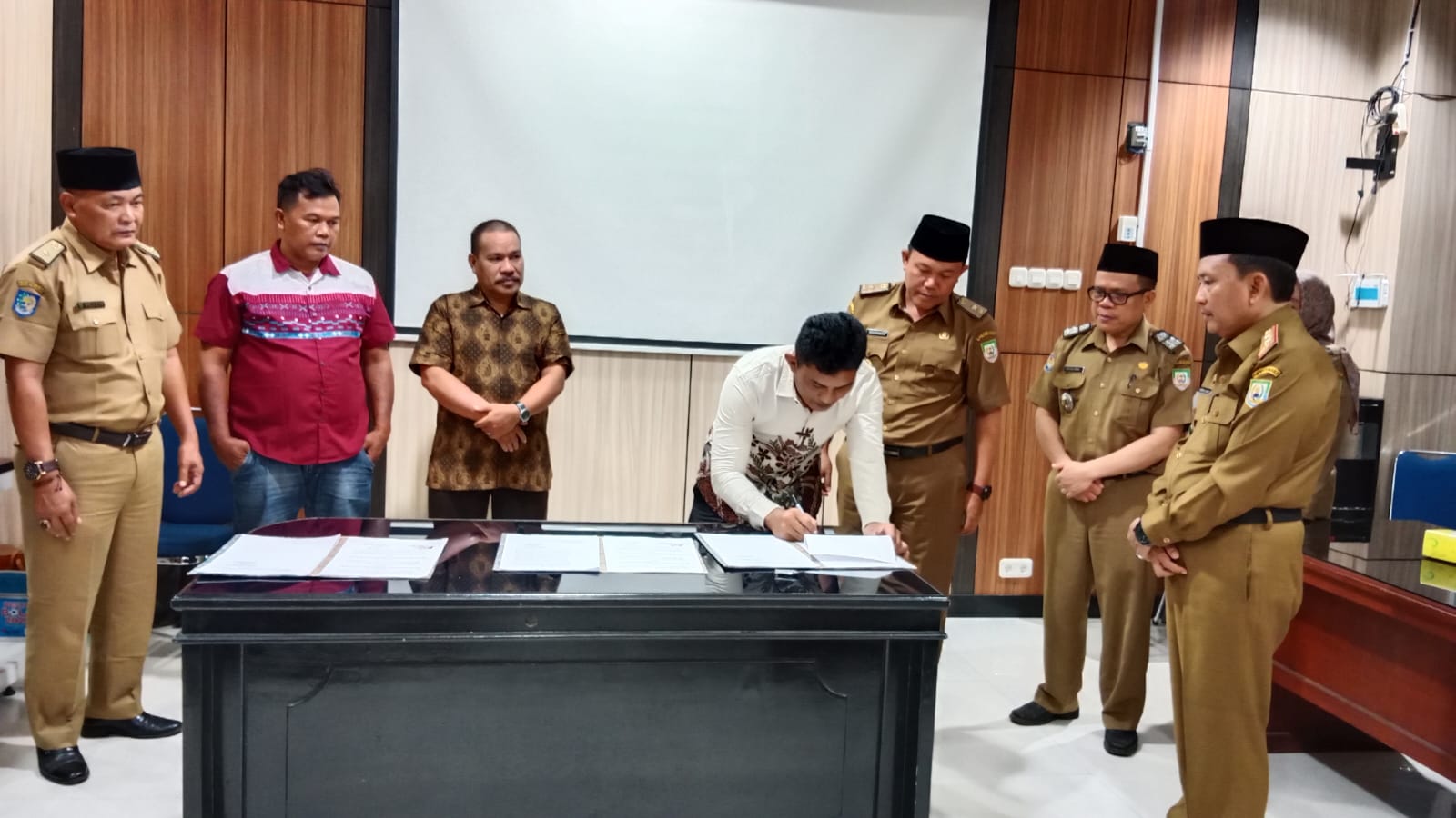 Penandatanganan Perjanjian Kerja Sama Pemanfaatan Kawasan Pantai Panjang Bengkulu bersama 3 Pokdarwis Pantai Panjang Bengkulu, di Ruang Rapat Rafflesia Kantor Gubernur Bengkulu, Senin (26/12/2022). MC