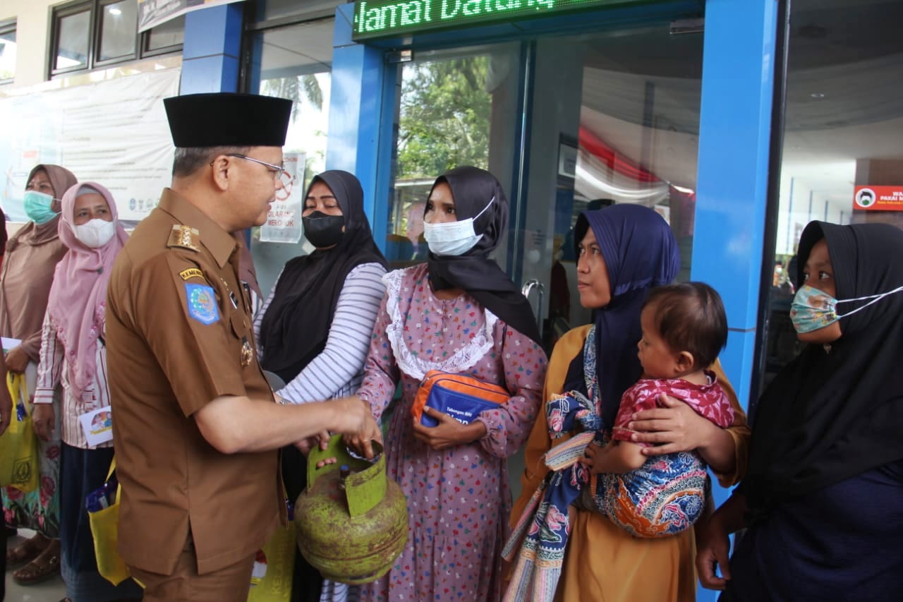 Penyerahan tabung gas gratis di Bengkulu Tengah. MC