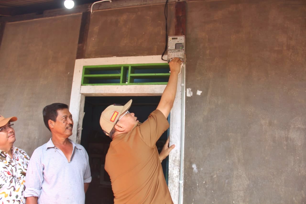 Warga Lebong Terima Pemasangan Listrik Gratis dari Gubernur Bengkulu. MC