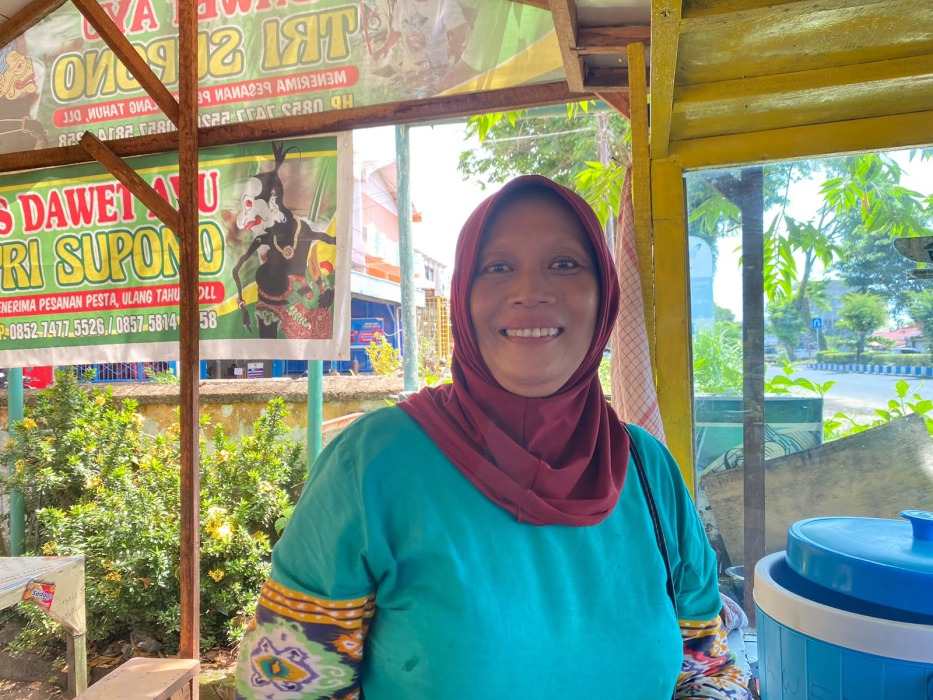 Kisah Ibu Tri, Penjual Es Dawet yang Mampu Kuliahkan Anaknya Hingga S2