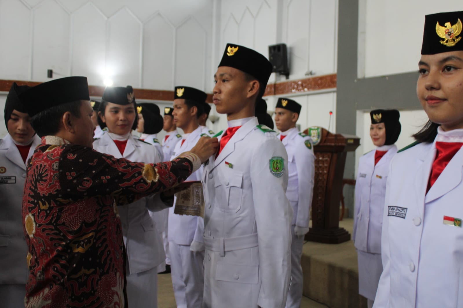 Prosesi Pengangkatan Purna Paskibraka 2021 Sebagai Duta Pancasila, di Gedung Serbaguna Pemprov Bengkulu, Selasa (20/12/2022).