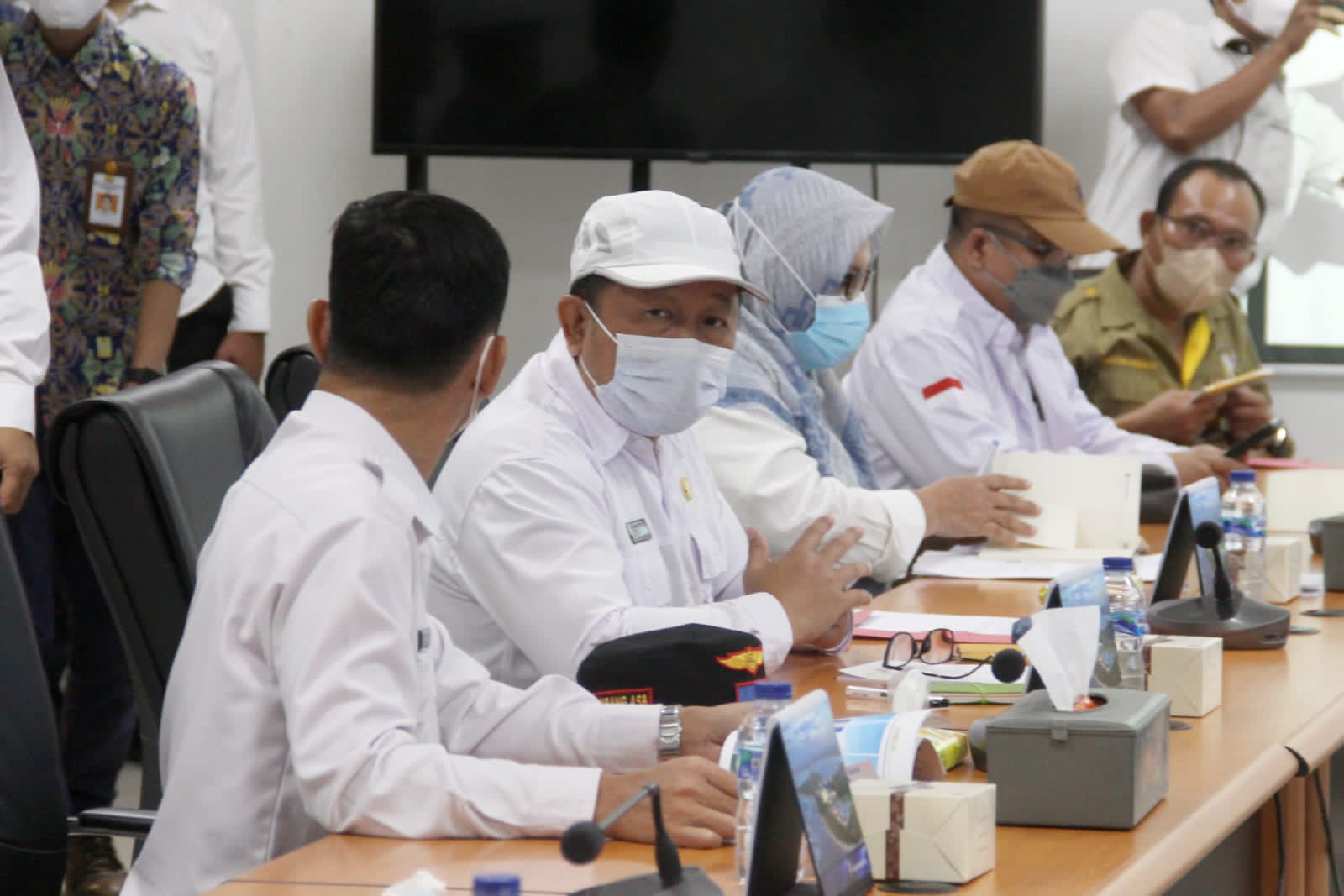 Asisten II Setda Provinsi Bengkulu Fahriza melakukan rapat kordinasi di PT. Tenaga Listrik Bengkulu (TLB) Pulau Baai Bengkulu, Rabu (11/1/2023). MC