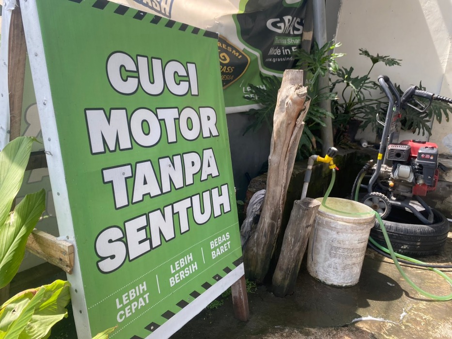 Tempat Ini Melayani Cuci Motor Tanpa Sentuh, Emang Bisa?