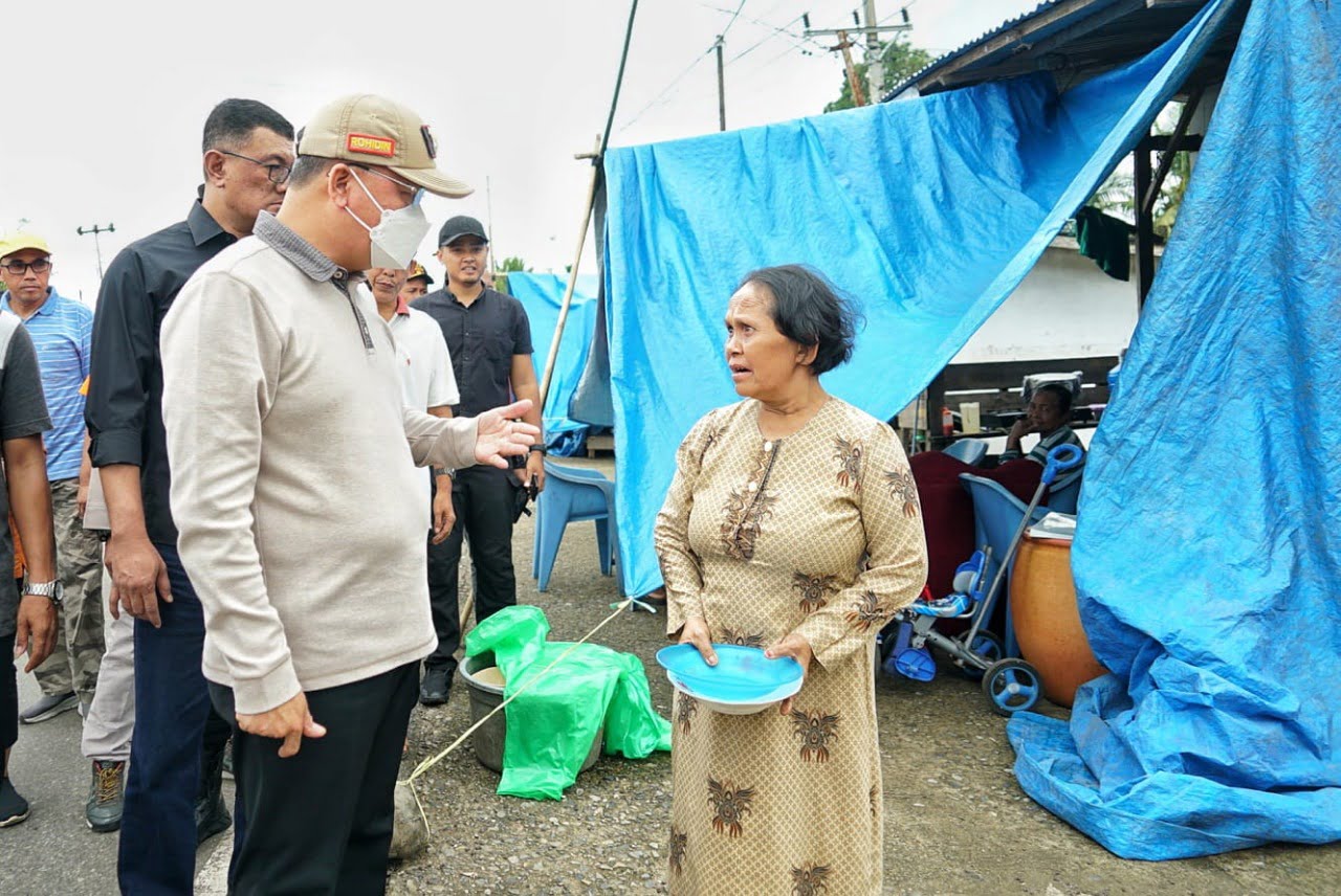 Gubernur meninjau warga yang terdampak banjir di Kabupaten Bengkulu Tengah, Senin (23/01/2023). MC