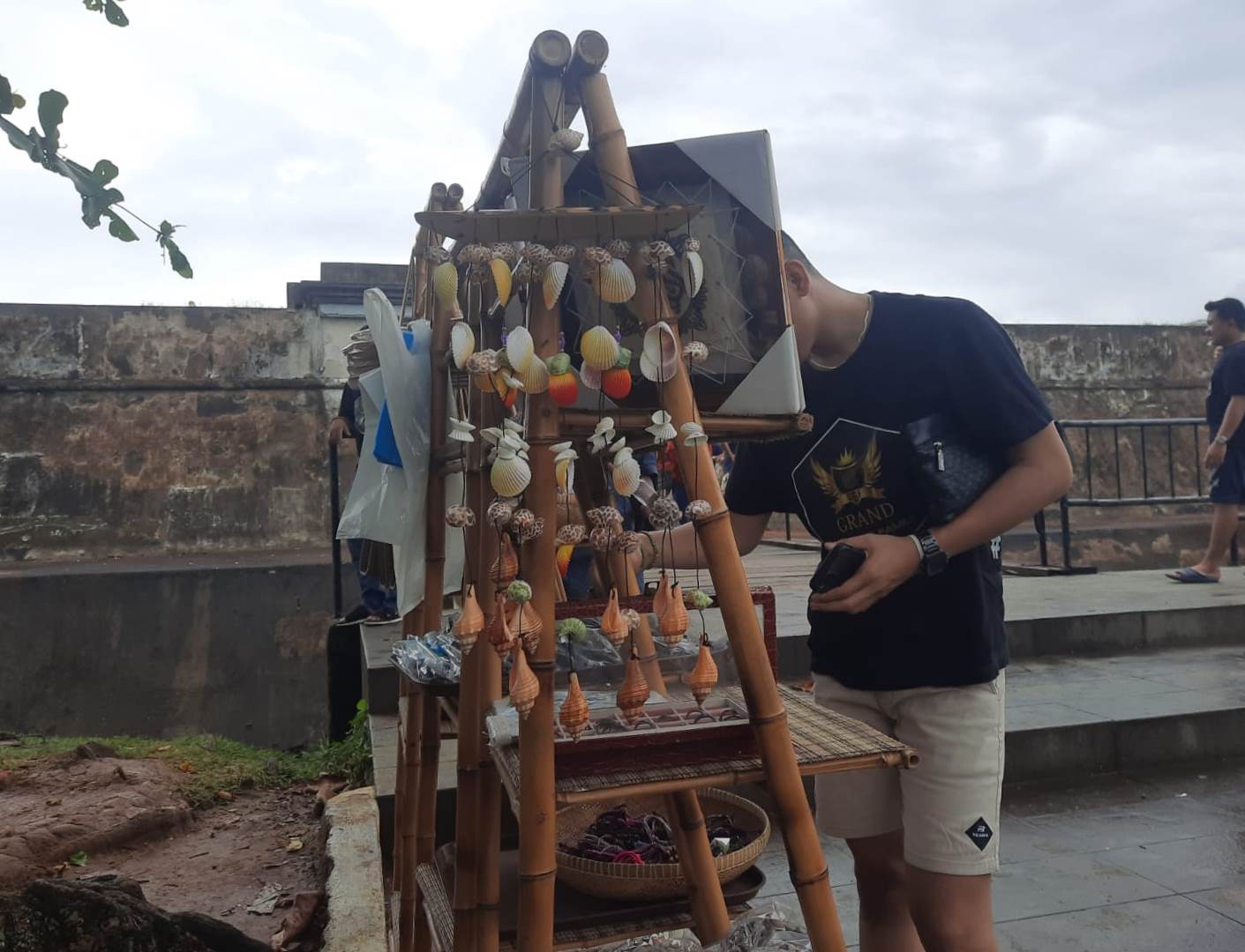 Penjualan kerajinan kulit lantung dan cangkang kerang di depan pintu Benteng Marlborough. Foto, Gita/BN