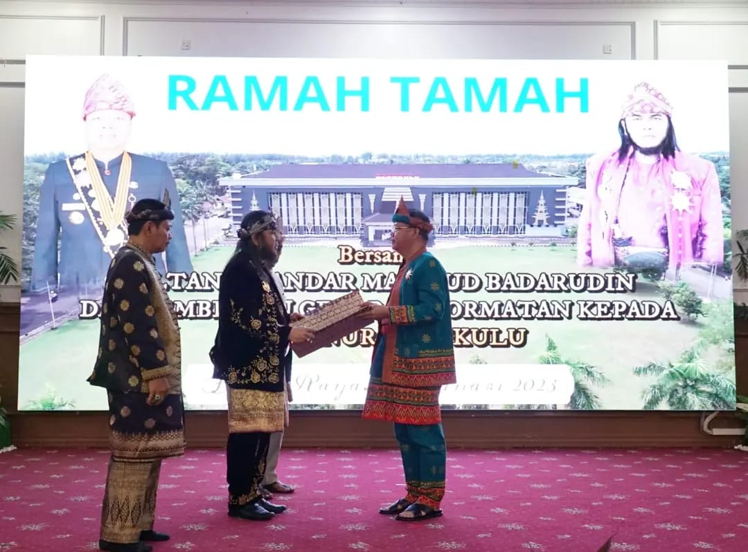 Kesultanan Palembang Darussalam Anugerahi Rohidin Gelar Pangeran. MC