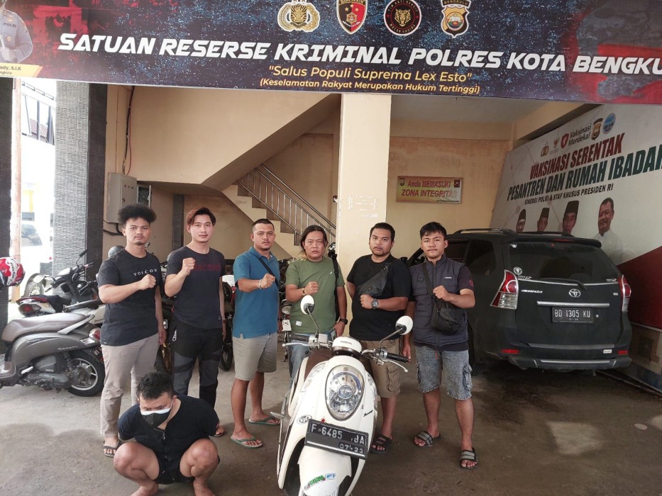 Polres Bengkulu bersama tersangka penggelapan motor. Humas Polda Bengkulu