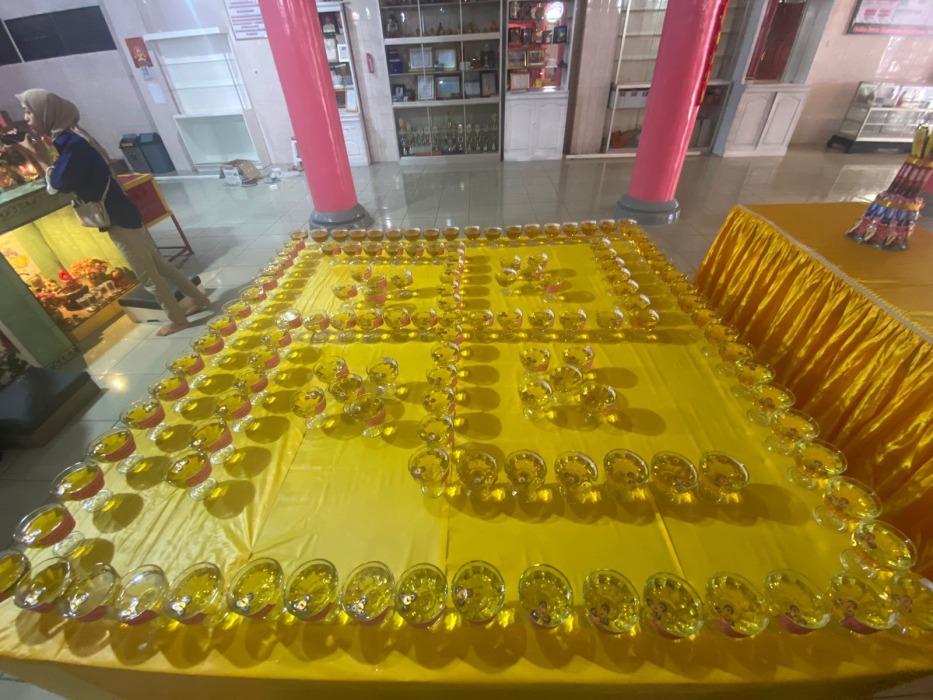 Cerita Syahdu di Balik Terangnya Pelita Puja bagi Umat Budha