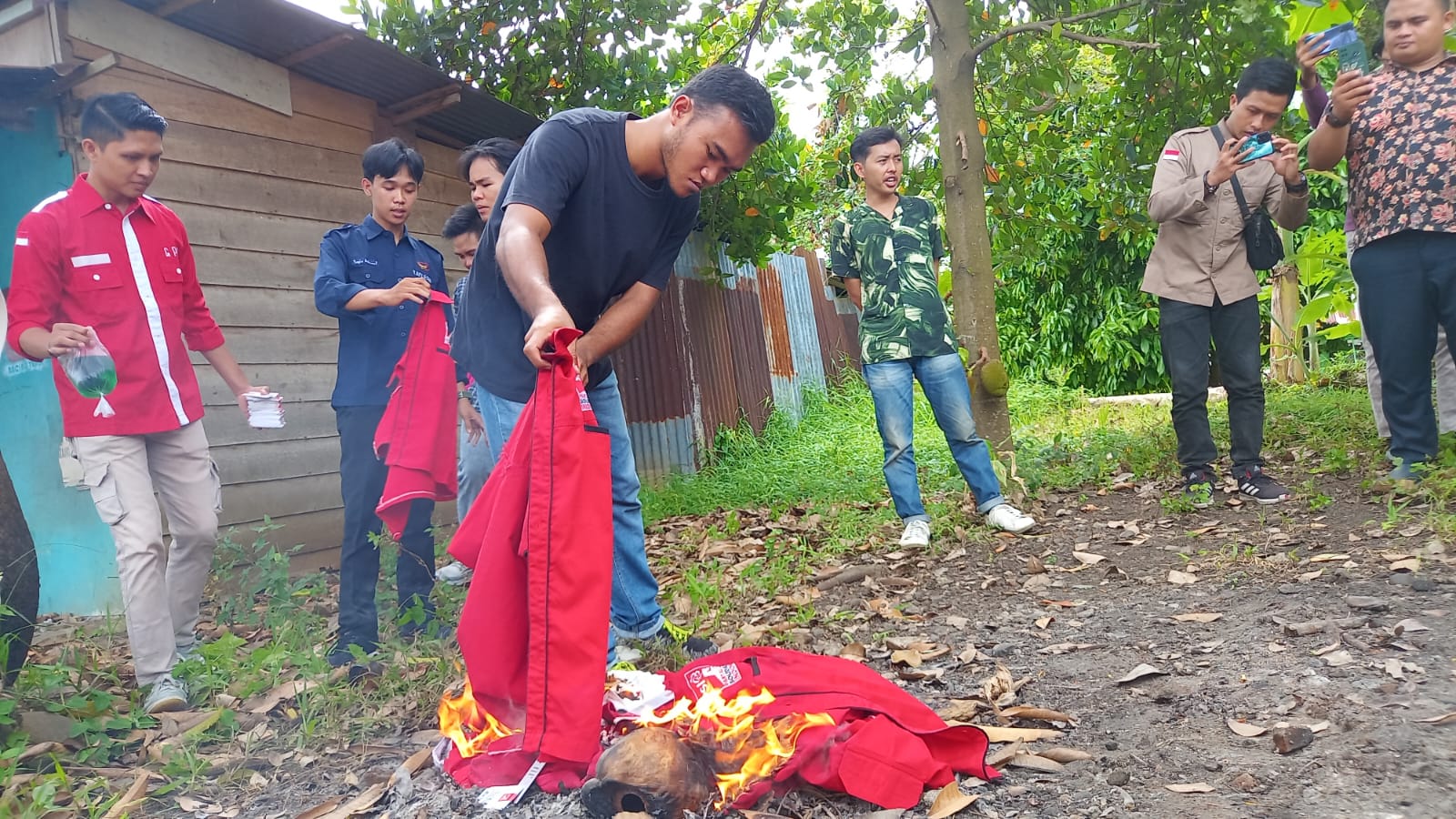 Sejumlah kader PSI melakukan aksi pembakaran seragam, Kamis (02/02/2023). Buntut pemecatan Yogi Pramadani. Foto, AF/BN