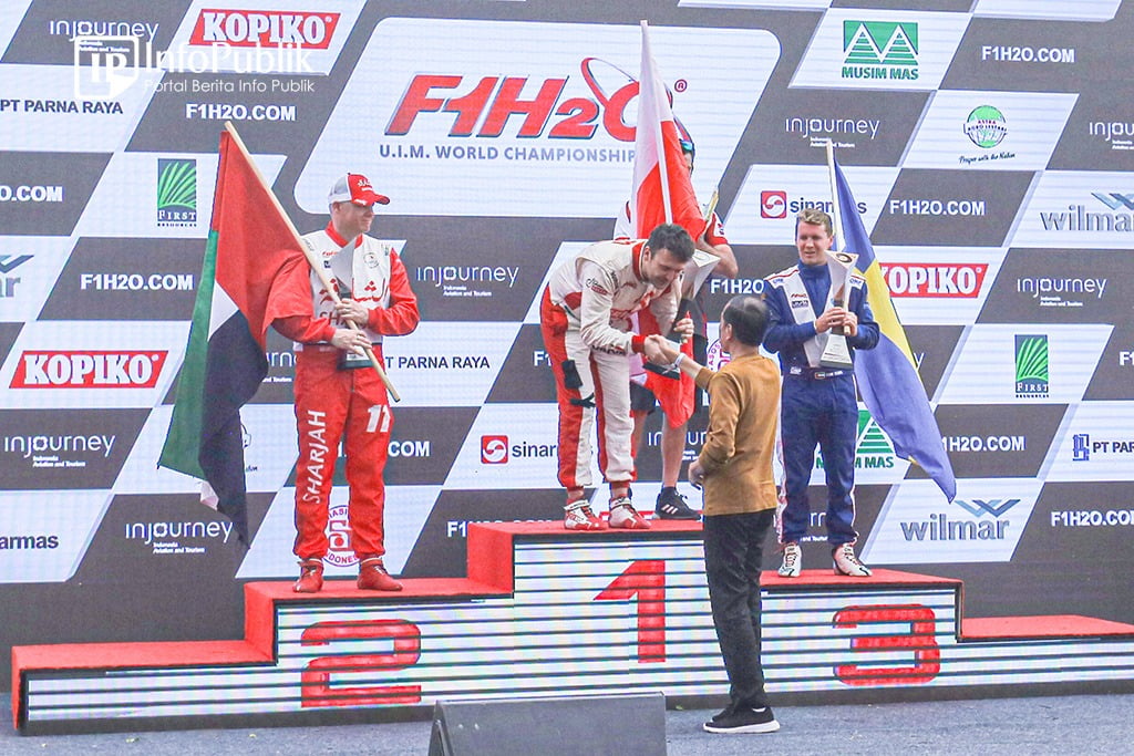 Danau Toba jadi Sejarah Bartek Marszalek Angkat Piala F1 Powerboat