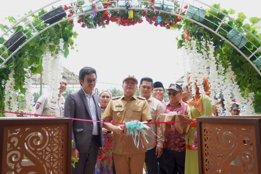 Pemotongan pita atas peresmian beberapa ruang rawat inap baru di Klinik Pratama Yudirman Medika oleh Gubernur Rohidin. (Denny, MC Pemprov Bkl).