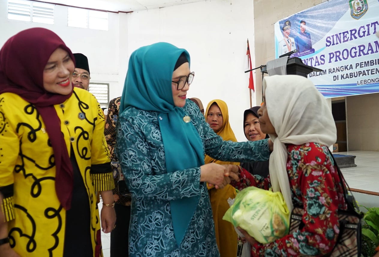 TP PKK Provinsi Bengkulu Salurkan Bantuan Untuk Masyarakat Lebong. (Dimas-Fredy, MC Pemprov Bkl).