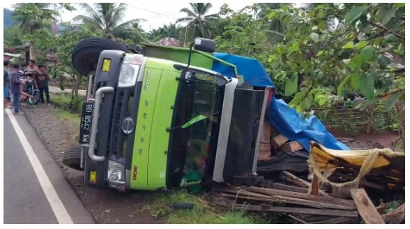 Truk Pengangkut Delapan Ton MinyaKita Terguling di Bengkulu Tengah