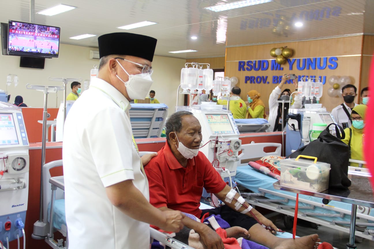 Rohidis saat meninjau fasilitas hemodialisi RSUD M Yunus, Selasa (7/03/2023). Morecka-Saipul, MC Pemprov Bkl