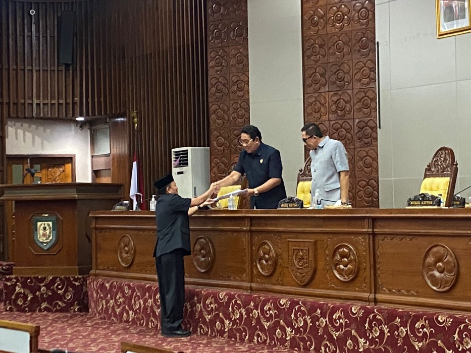 Gubernur Jawab Pandangan Fraksi atas Raperda Usulan Pajak dan Retribusi Daerah
