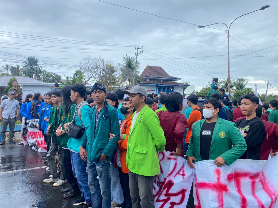 Mahasiswa Bengkulu Demo Perppu Cipta Kerja di DPRD Provinsi