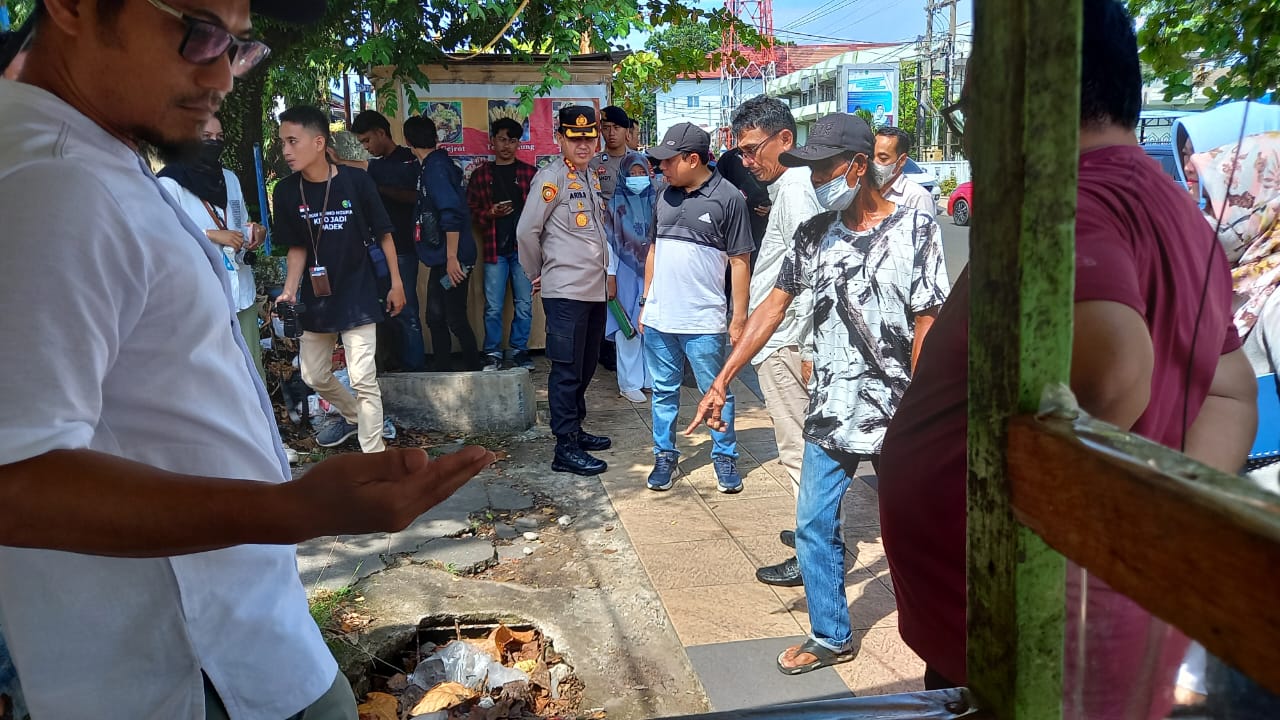 Pemeriksaan drainase Jalan Jati. Foto, BN