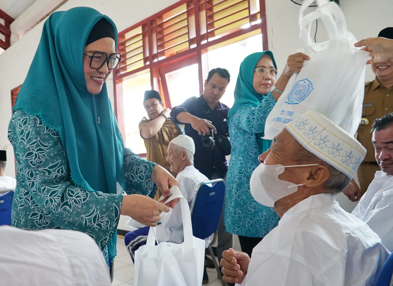 Penghuni Panti Dapat Baju Lebaran dari Istri Gubernur Bengkulu