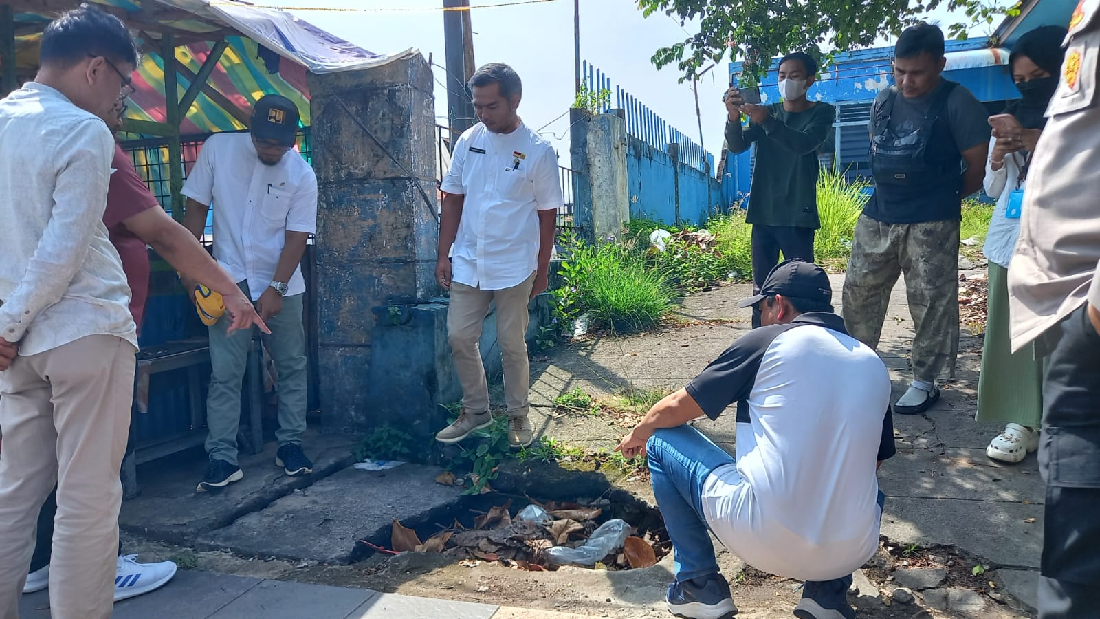 Pemeriksaan drainase Jalan Jati. Foto, BN