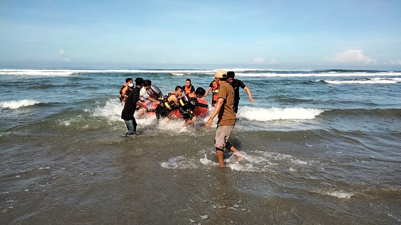 Enam Wisatawan Asal Sumsel Tenggelam di Pantai Panjang, Dua Orang Masih Dalam Pencarian