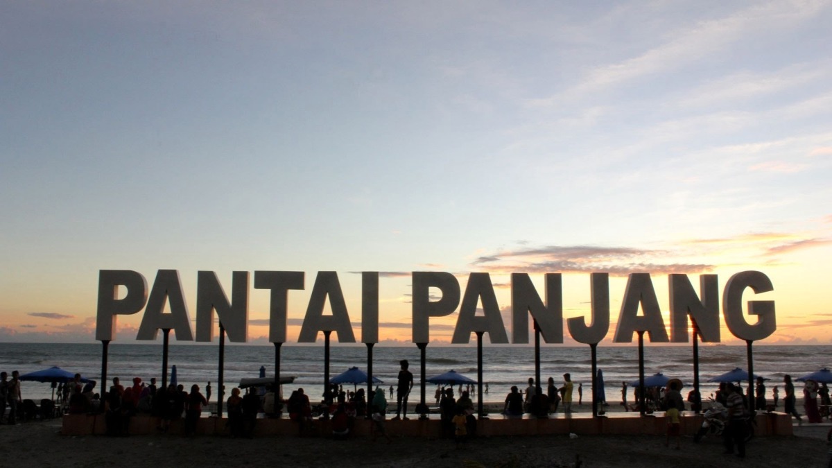 Menikmati Senja Pantai Panjang Bengkulu