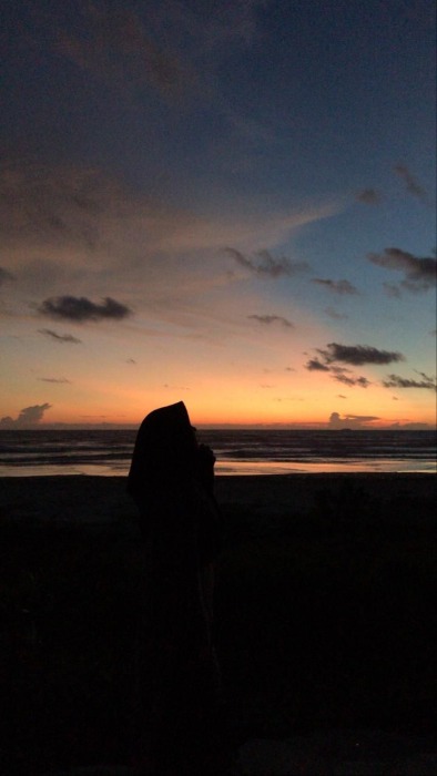 Pantai Cantik dengan Hiasan Plastik