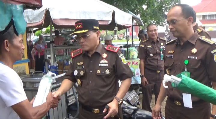 Dapat Payung Gratis, Pedagang: Alhamdulillah Tidak Panas Lagi