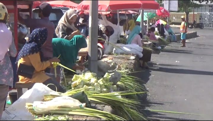 Jelang Idul Adha, Pedagang Musiman Kulit Ketupat Bermunculan