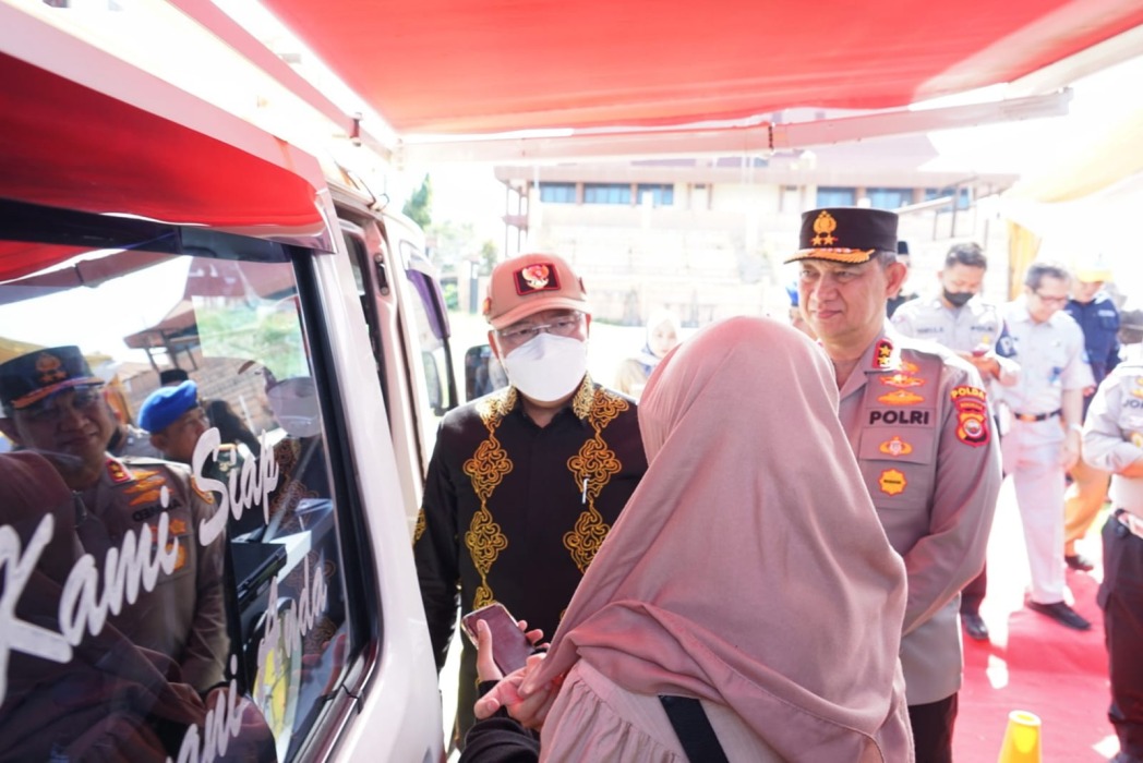 Gubernur saat meninjau sosialisasi taat pajak. Foto, Dok.Dimas & Fredy/MC