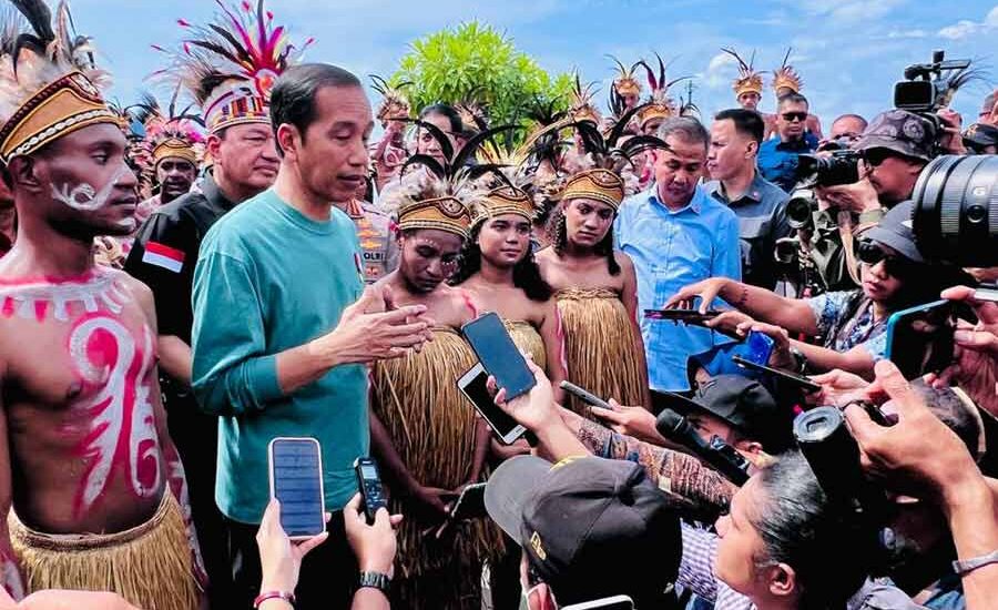 residen RI Joko Widodo saat memberikan keterangan pers usai pelaksanaan Papua Street Carnival di area Kantor Gubernur Papua, Kota Jayapura, Jumat (7/7/2023) lalu. (foto: Dok Foto: BPMI)