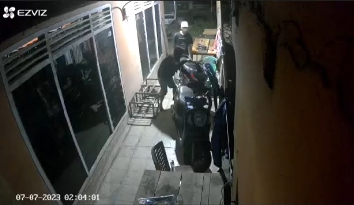 Hanya Hitungan Menit Pencuri Berhasil Bawa Kabur Motor, Aksinya Terekam CCTV