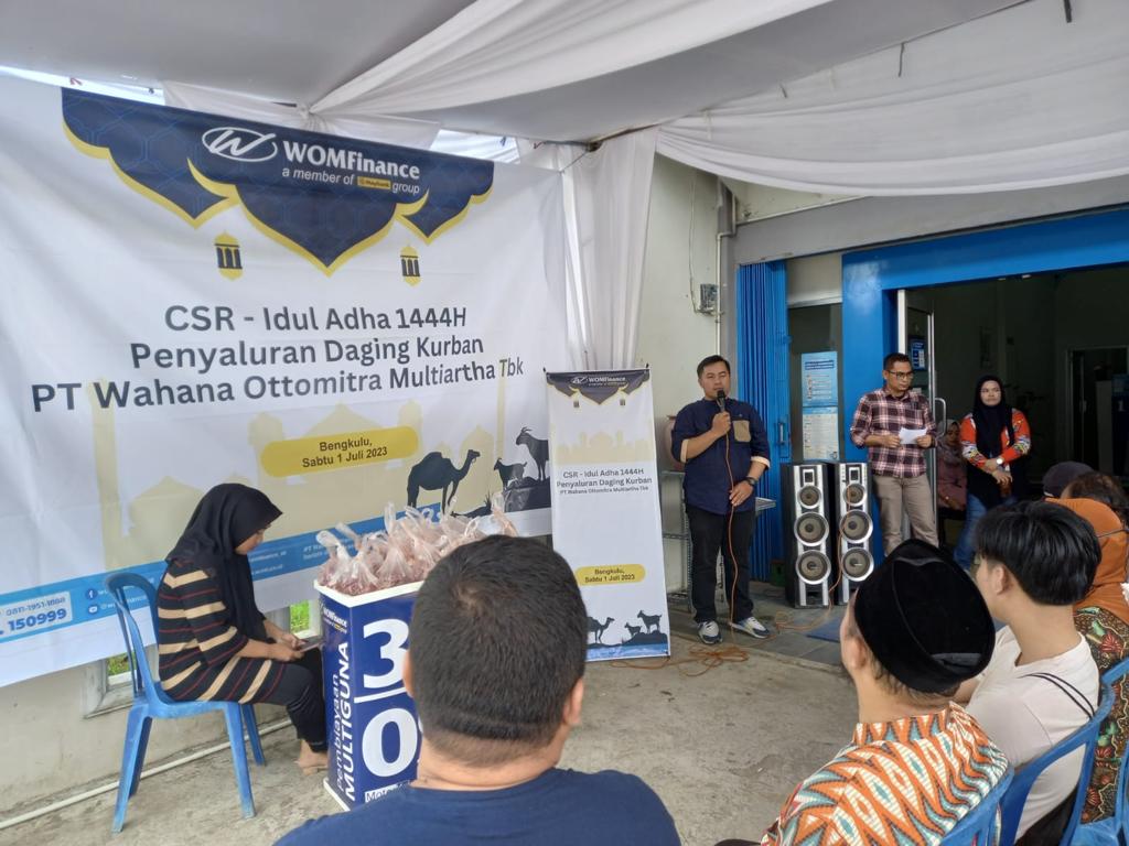 Idul Adha 1444H, WOM Finance Salurkan Daging Kurban di Sekitar Kantor Cabang